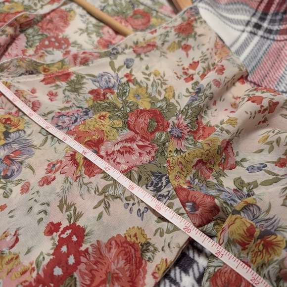3/$21 Multicolor Floral Blouse - Picture 6 of 7